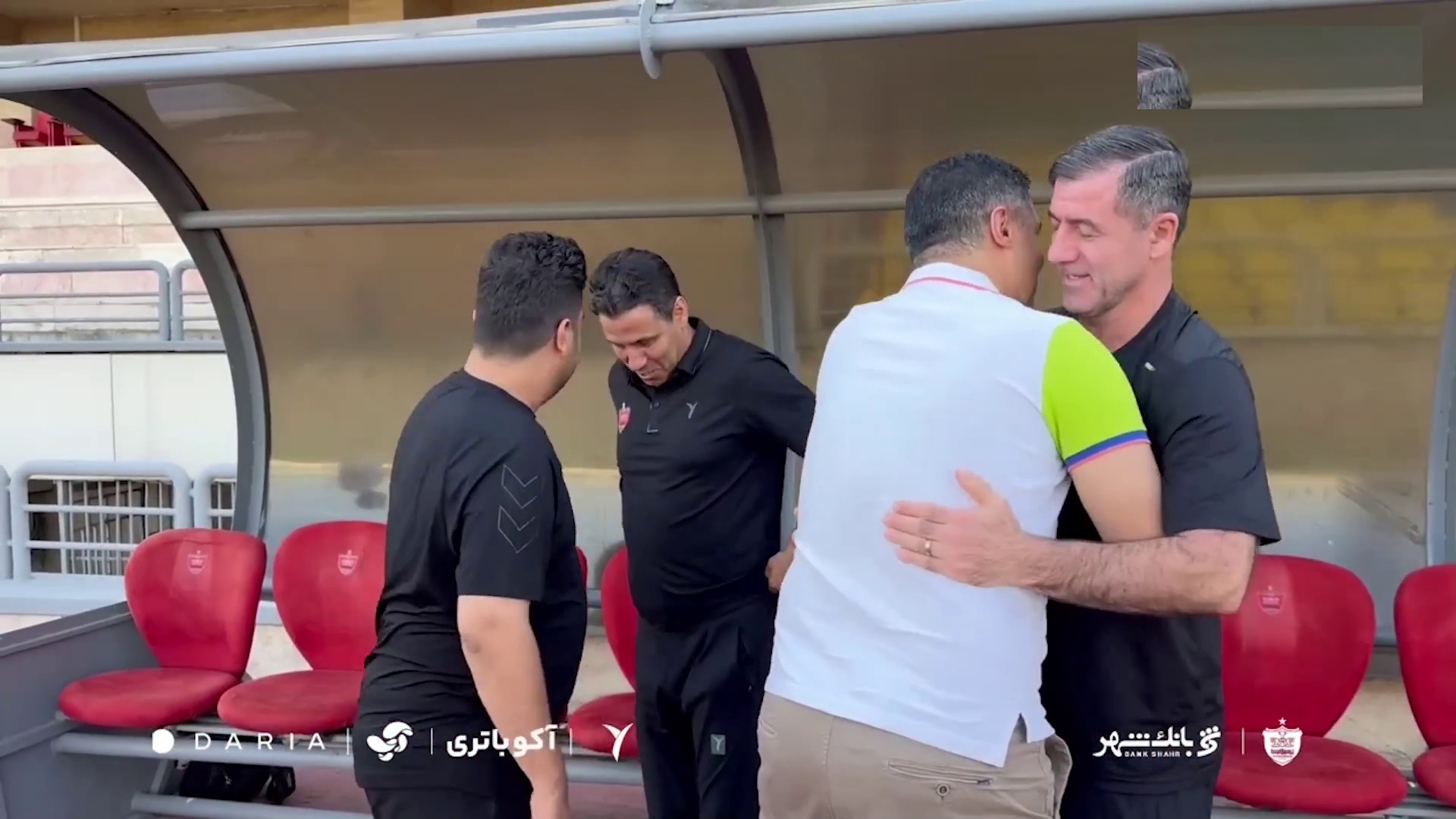 خوش‌ و بش کادر فنی دو تیم پرسپولیس - چادرملو پیش از آغاز بازی