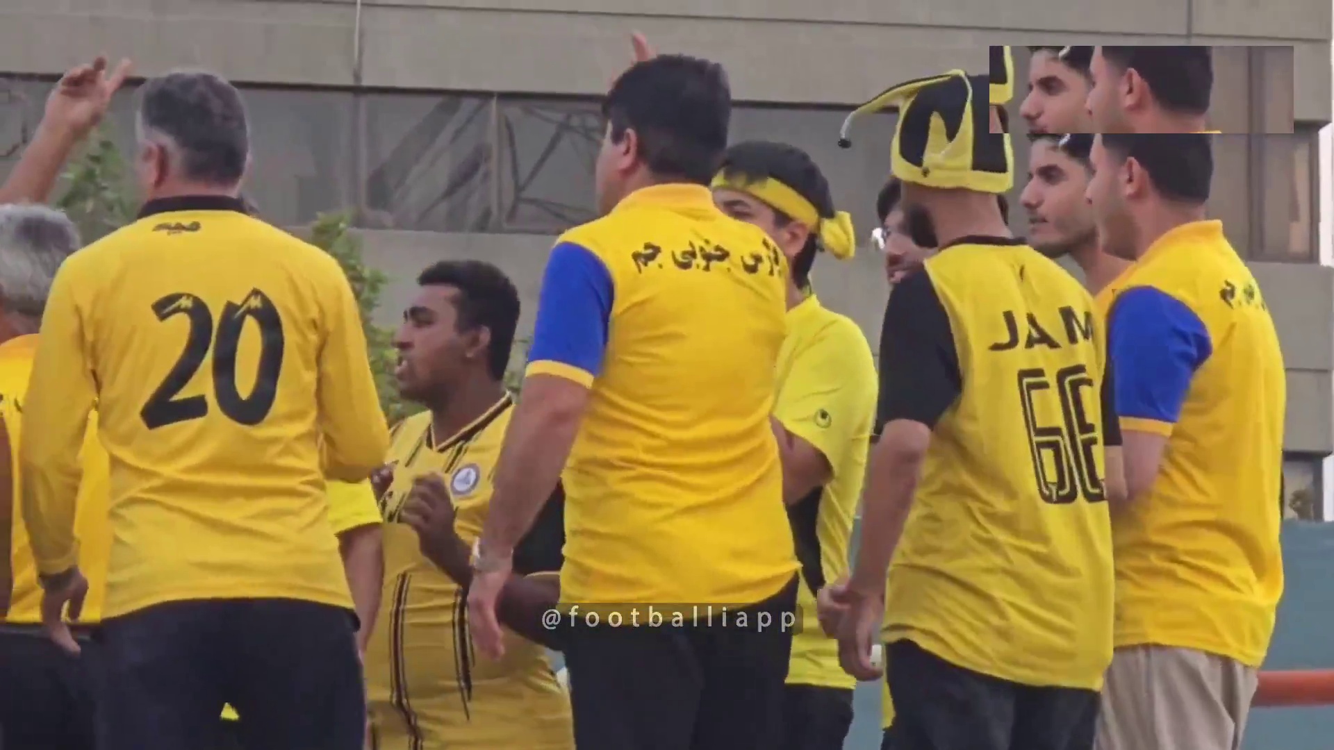حال و هوای هواداران شاد پارس جنوبی جم پیش از تقابل با هوادار